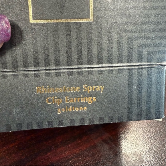 Avon “Rhinestine Spray” Goldtone clip Earrings with Crystal Accents NIB 1992 - Picture 2 of 6